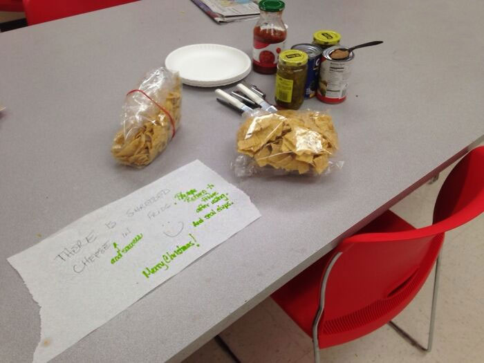 Trabajo en Target y tuve que trabajar en Nochebuena. La persona de recursos humanos me dijo que habría un bar de nachos en la sala de descanso. Podéis imaginaros mi decepción
