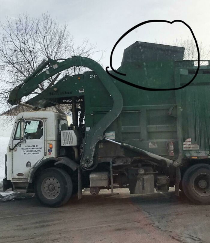 Basurero dejó caer el contenedor en su camión