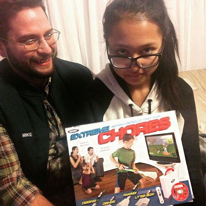 ¡Feliz regreso, Chellsey! Mira, Papá Noel te ha traído una Wii Extreme con juegos para hacer las tareas domésticas 