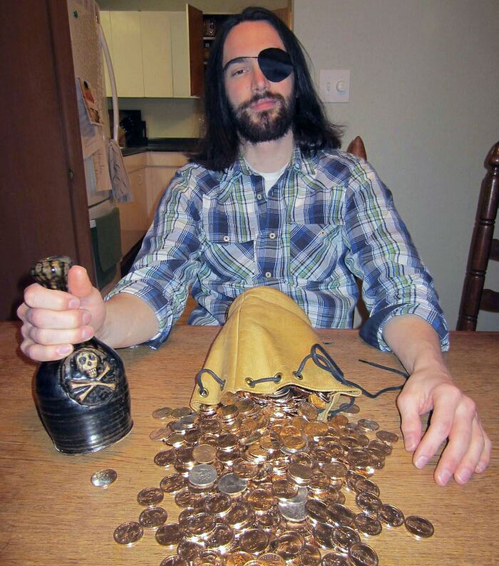 Anoche le di al dueño de la casa que alquilo (que es fanático de los piratas) su regalo de Navidad: el dinero del alquiler de enero, en monedas. Su respuesta: “Eres increíble y boba al mismo tiempo” 