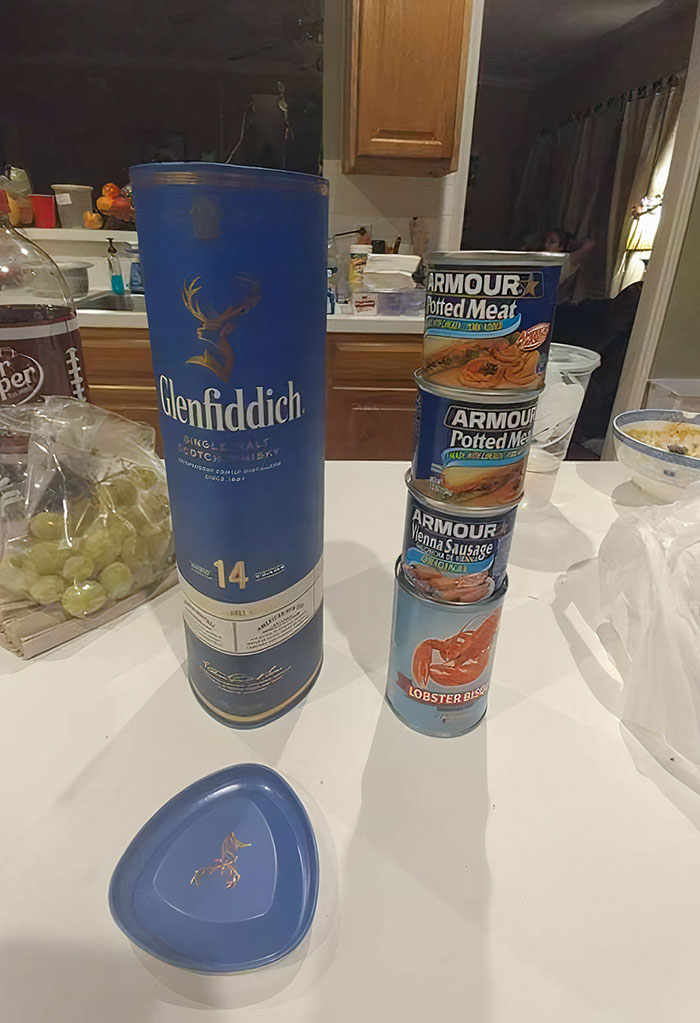 A esta “botella de whisky” que me regalaron en la oficina se la robaron dos veces antes de que la abrieramos 