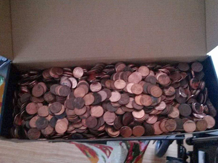 Le pregunté a mi sobrino qué quería para Navidad. Su única respuesta fue dinero. Desenvolví 60 rollos de monedas en una caja 