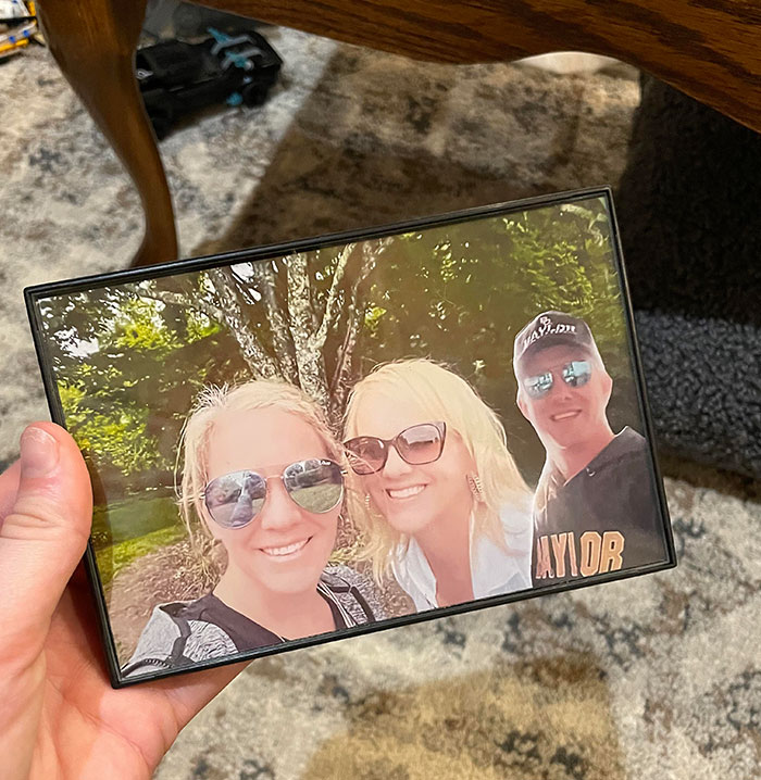 Las hermanas de mi padre se fueron de viaje y no lo invitaron. Para Navidad, mi padre les regaló a las dos una foto de ese viaje donde estaban ellas y él agregado con Photoshop 