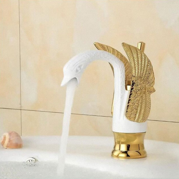 Por el módico, módico, precio de 120 dólares, tú también puedes tener un grifo ridículo con un millón de recovecos en los que se atascan el sarro y la pasta de dientes seca