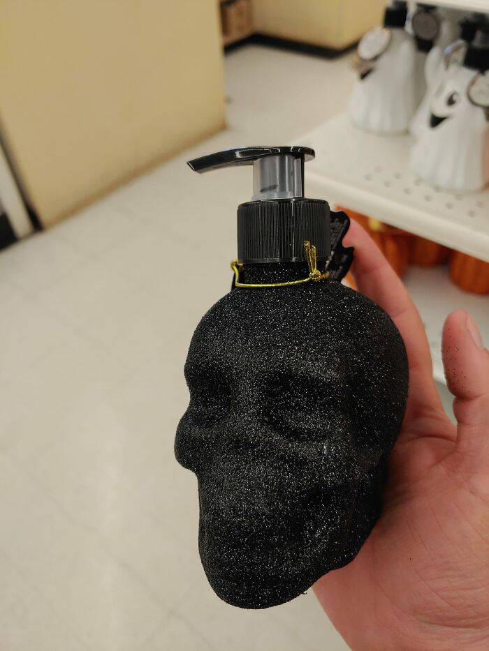 Este dispensador de jabón con brillantina pegada (se me quedó la brillantina en la mano)