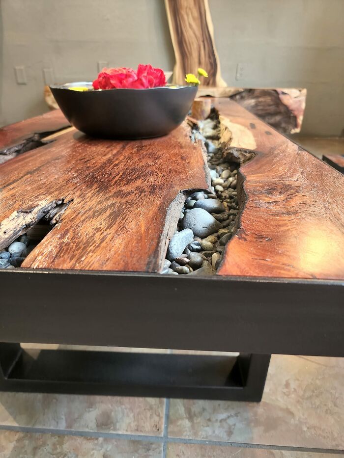 Aunque se ve muy bien y es una buena obra de arte, para ser utilizado como una mesa de café real está a un derrame de distancia de una pesadilla (esos surcos llenos de rocas son surcos reales, no están rellenos con algo)