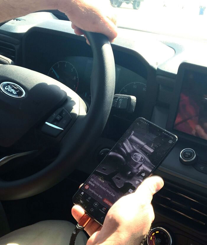 Mi padre está viendo videos mientras conduce. Luego le grita a mi madre por buscar un número para el trabajo (y él ni siquiera tiene trabajo)