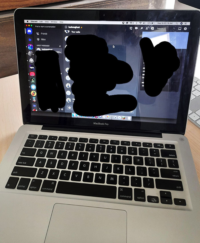 Dejé mi portátil encendido y al volver me encontré abierto mi Discord, Google Chat, Whatsapp, y el historial del navegador. Mi padre era el único en la habitación. Gracias, papá