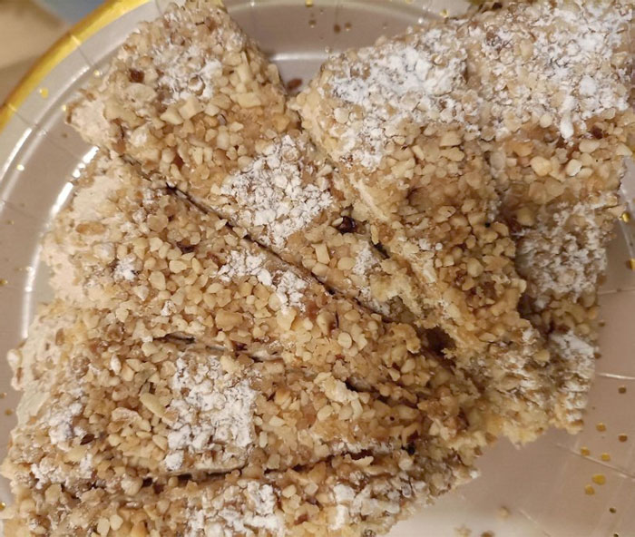 Mi madre me obligó a tirar esta tarta tan bonita porque nos la regaló un vecino musulmán por el Eid