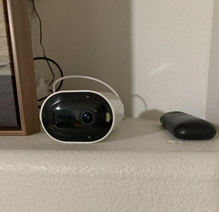 Encontré una cámara en mi AirBnb. Estaba detrás de un cuadro y solo se asomaba la lente 