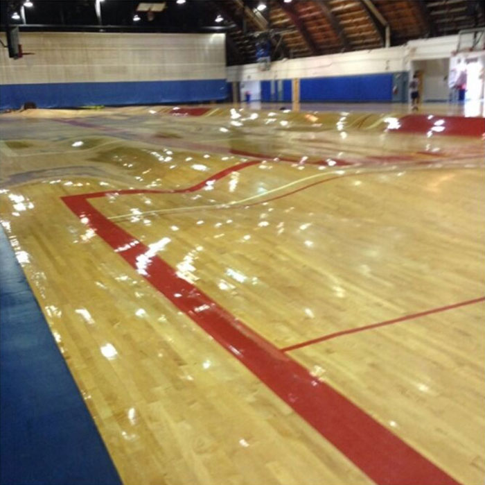 Esto es lo que le pasa a una cancha de baloncesto cuando revientan las tuberías