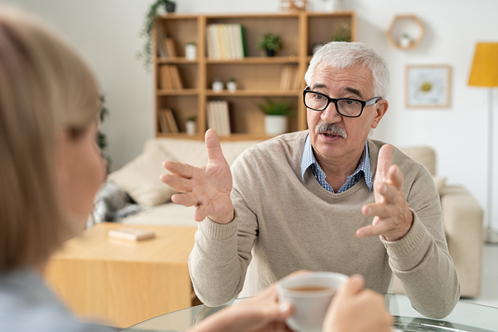 35 Acciones de hombres intentando impresionar a mujeres que consiguen exactamente lo contrario
