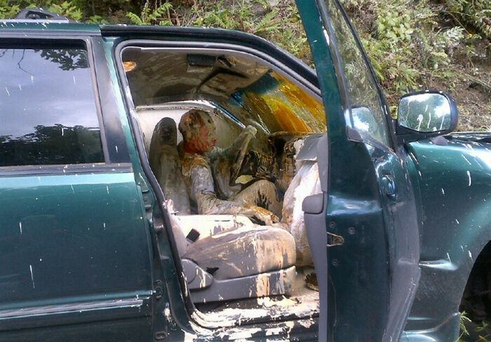 Esto es lo que ocurre cuando tienes un accidente de coche mientras transportas varios cubos de pintura