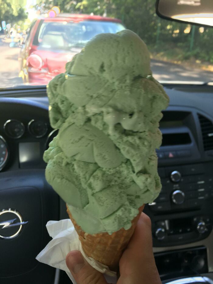 Dije dos cucharadas de pera, y entonces la señora de los helados me dio este pedazo de trozo de cacho de helado