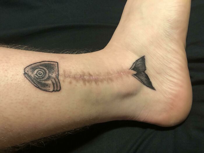Esqueleto de pez, realizado por Trevor Varem, Mission Tattoo Parlour, Calgary Alberta