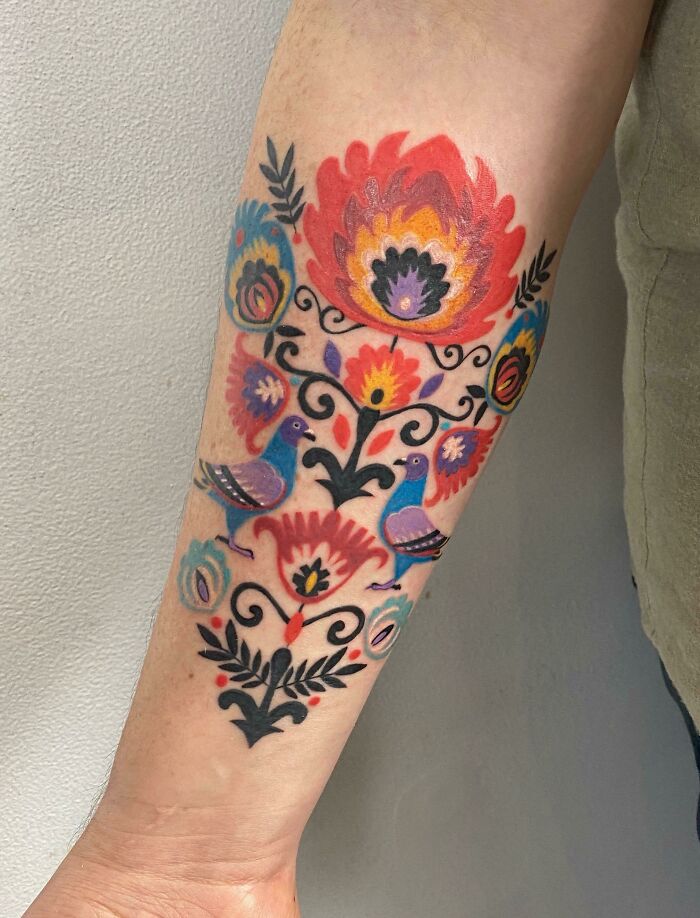 Mi tatuaje de arte popular de Europa del Este con palomas. Hecho por Koral en White Rabbit en NYC