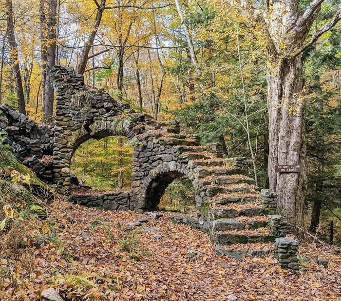 Pasa por debajo de las escaleras que llevan a ninguna parte y da tres vueltas para encontrarte justo donde necesitas estar. El suyo está en el bosque de Madame Sherri en West Chesterfield, Nuevo Hampshire