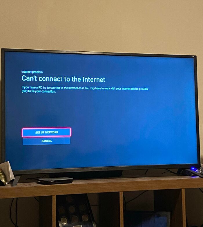 Mis padres se fueron de viaje y, antes de irse, mi padre apagó Internet en todos mis dispositivos excepto en el teléfono (se olvidó de ese). Tengo 18 años y pago el maldito alquiler