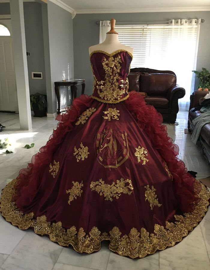 Mi mamá ha trabajado en el vestido de mi hermana durante 2 meses, está a punto de terminar