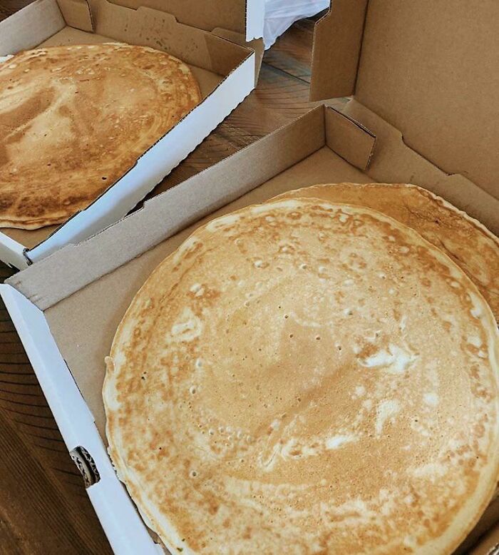 Tortitas servidas en una caja de pizza