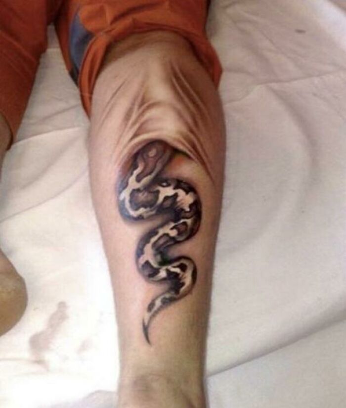 Este inquietante tatuaje de serpiente
