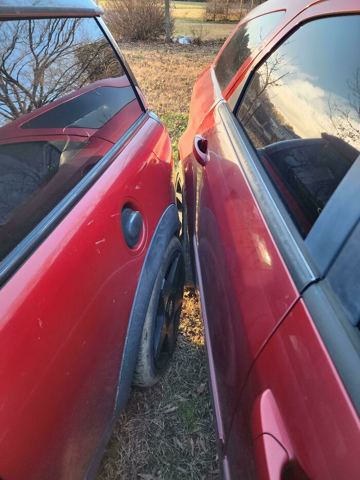 Mi hijo tiene el permiso de aprendiz desde hace un año para sacarse la licencia en dos semanas. Le pedí que volviera a estacionar los coches en el patio para poder limpiar la entrada