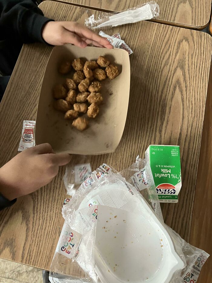 Almuerzo escolar, gratis en California (no aparece en la foto una manzana roja)