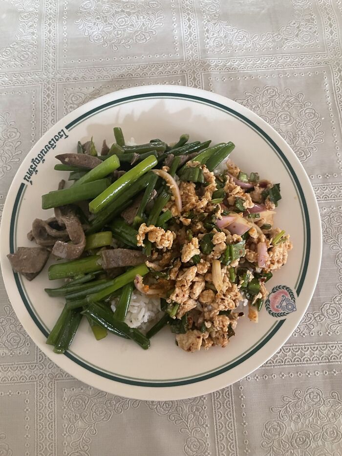 Almuerzo escolar en Tailandia, 25 baht. Unos 75 centavos de dólar