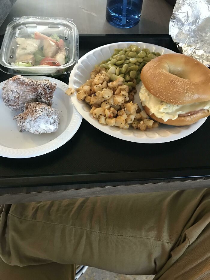 Almuerzo escolar: Bollo de cerdo, huevo y queso, papas, habas, ensalada de mozzarella, zeppoles. Todo por 3 dólares