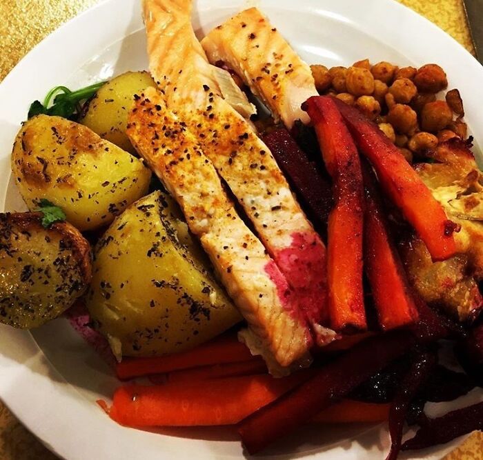 Ejemplo de almuerzo escolar sueco (gratuito). Salmón frito, papas fritas a las hierbas, verduras asadas con miel y queso chèvre
