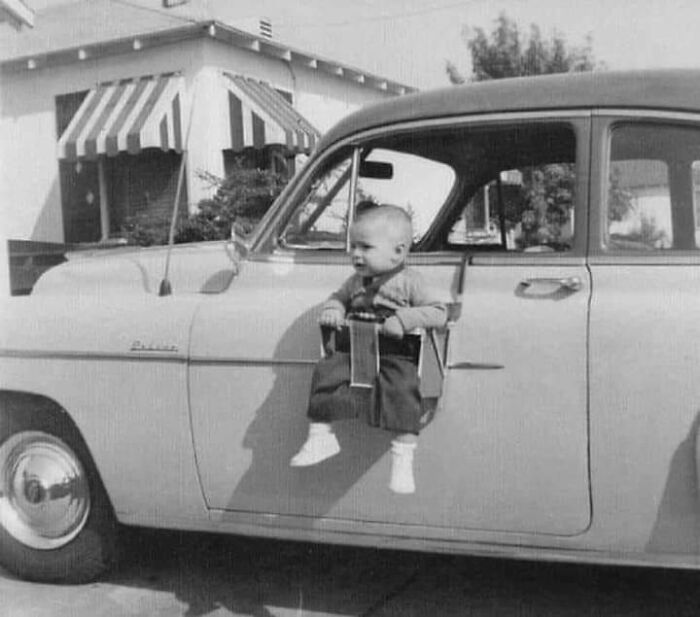 El nuevo asiento de seguridad para bebés. No vuelva a dejar a su hijo en un coche caliente mientras va de compras. Finales de los 50, principios de los 60