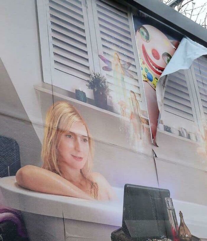Esta valla publicitaria que se está despegando