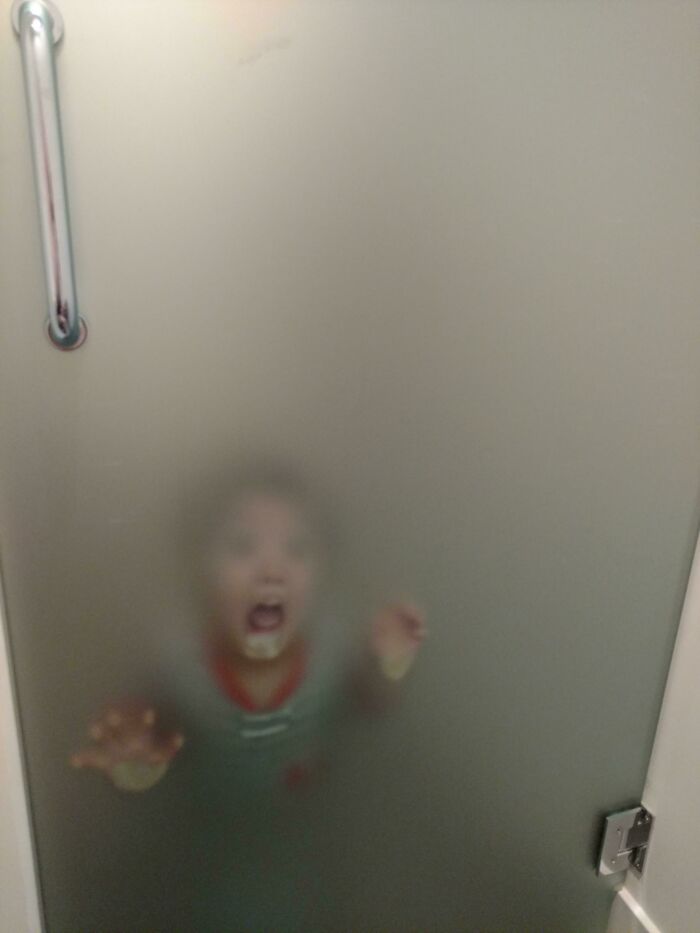 Me senté en el váter, cerré la puerta y mi hijo de 2 años decidió que no me estaba cagando encima lo suficientemente rápido