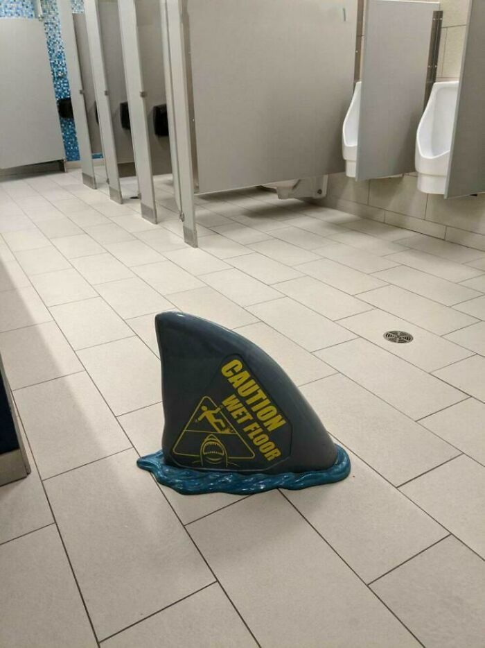 Señal de “Suelo mojado” en forma de aleta de tiburón