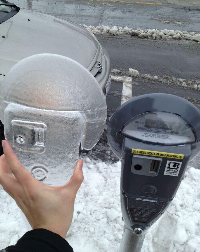 El invierno casi me trae una multa… Menos mal que pude poner las monedas después de golpear el hielo un par de veces 