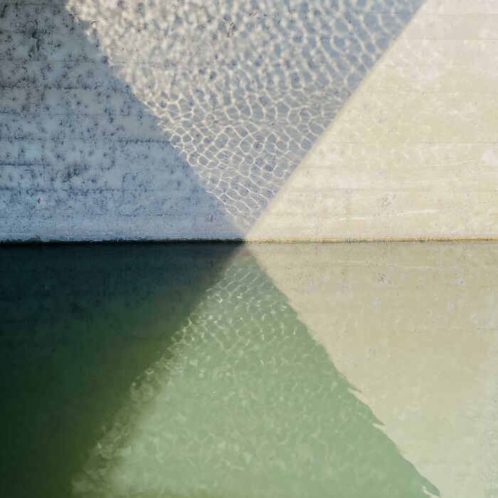 Tomé una foto de esta extraña iluminación bajo un puente en el paseo del río de San Antonio