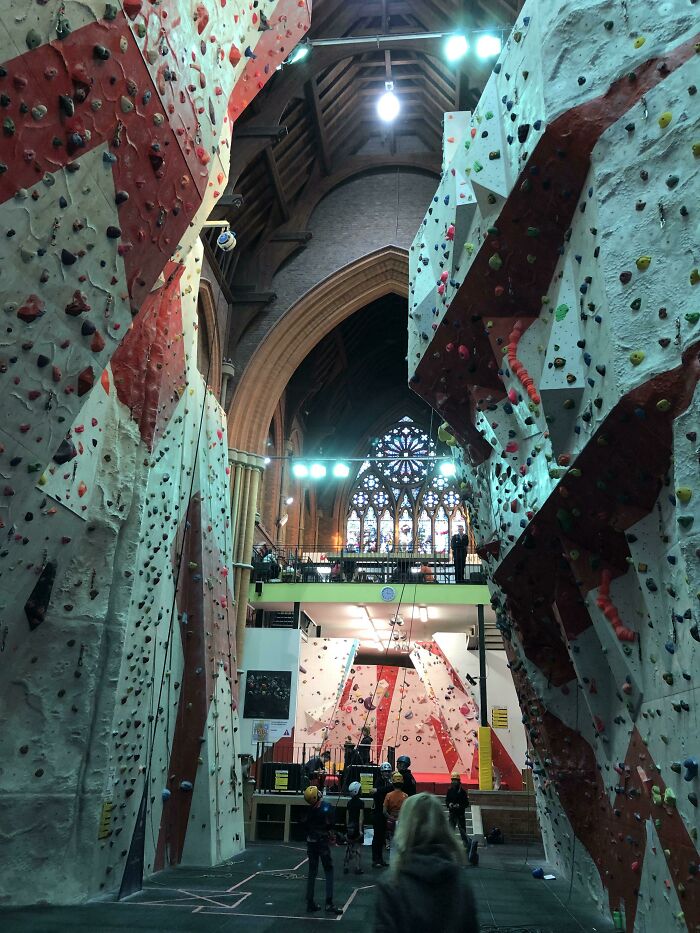 Una hermosa iglesia antigua fue convertida en un increíble centro para escalar, conservando características originales como las vidrieras y el altar (Centro para escalar de Manchester, en Reino Unido)