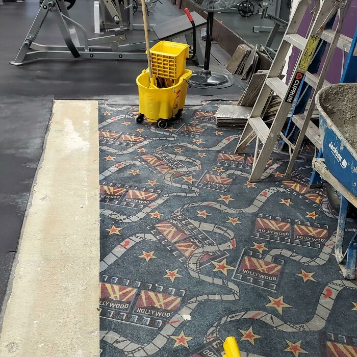 El gimnasio al que voy ha comenzado a renovarse. Demolieron algunas paredes y revelaron que el lugar solía ser una tienda de alquiler de videos