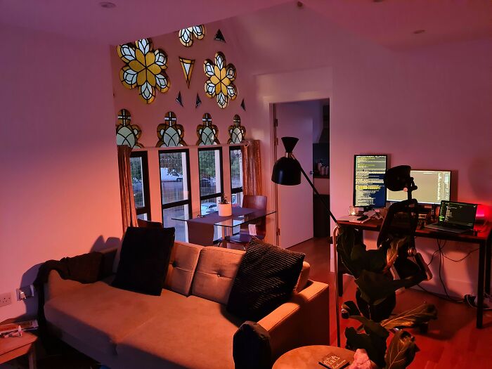 Mi apartamento, una iglesia del siglo XIX reformada, durante una noche fría en Londres