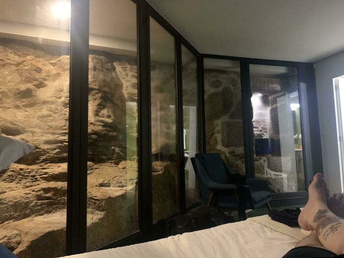 El cuarto que alquilé para pasar la noche en Porto, Portugal, ha preservado una pared y una escalera del siglo XII, que se muestra en el dormitorio