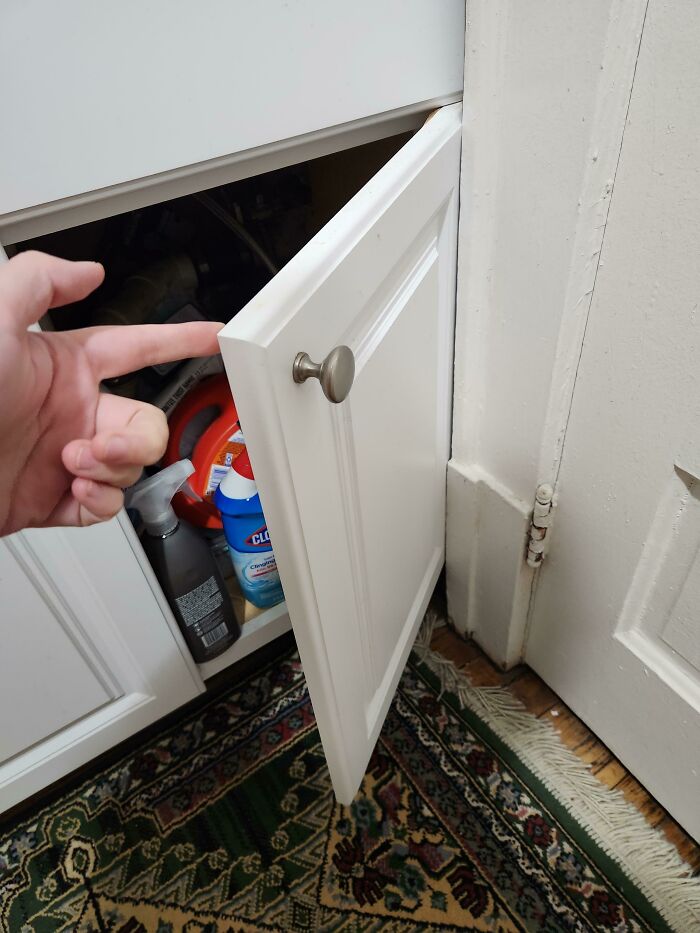 La instalación de esta puerta debajo de mi fregadero siempre me ha molestado