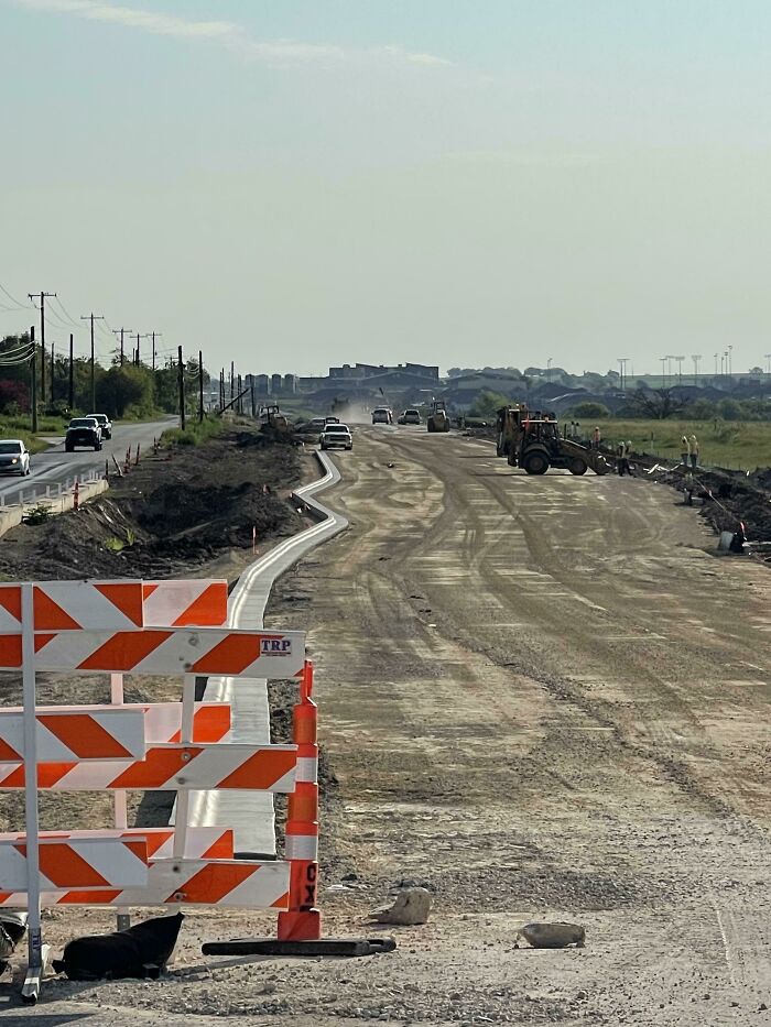 El bordillo de esta carretera recta en construcción