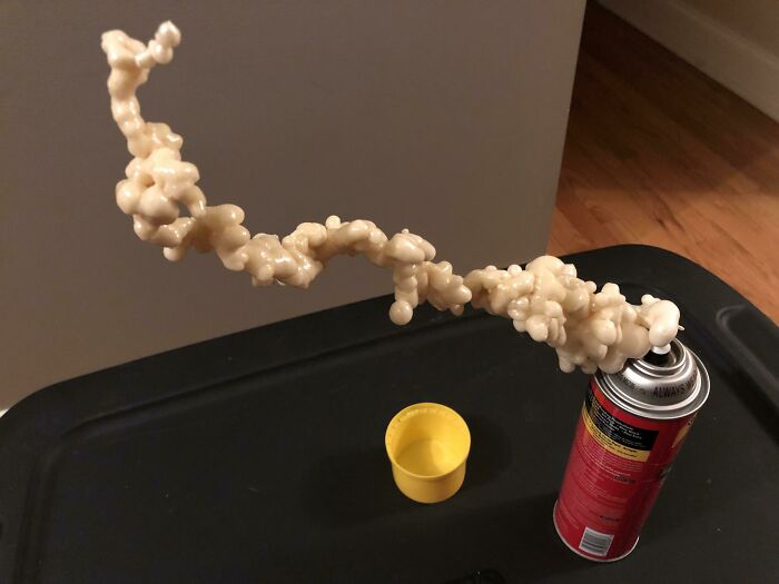 Obra de arte creada por una pequeña fuga nocturna de espuma aislante