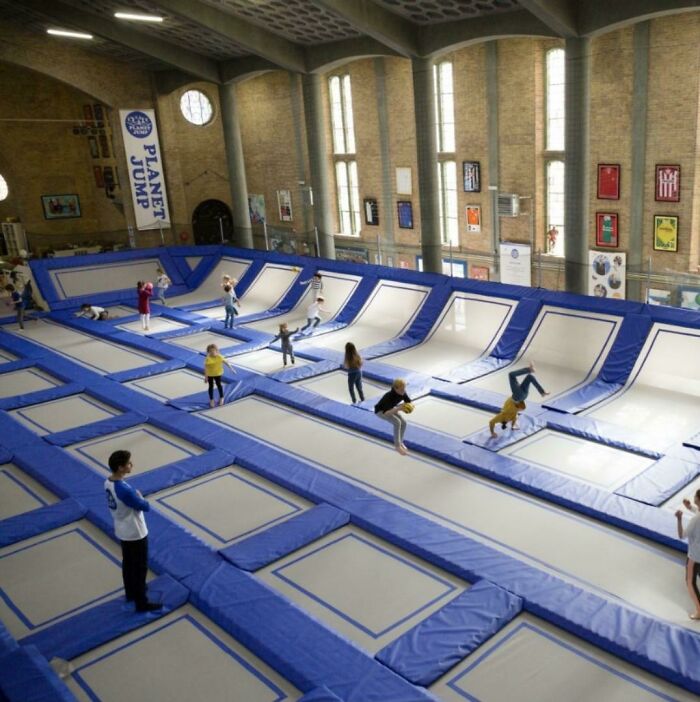 Un parque de trampolines dentro de una antigua iglesia