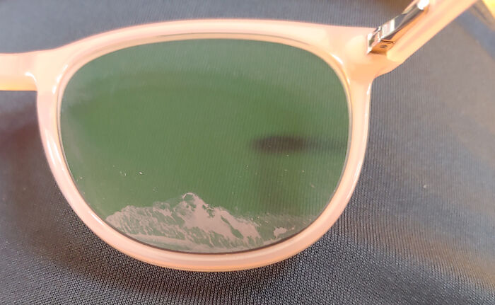 Esta mancha en mis gafas parece una montaña