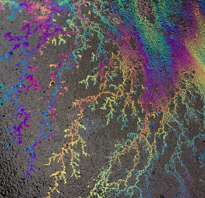 La forma en que la gasolina y la lluvia crearon esta obra maestra eléctrica