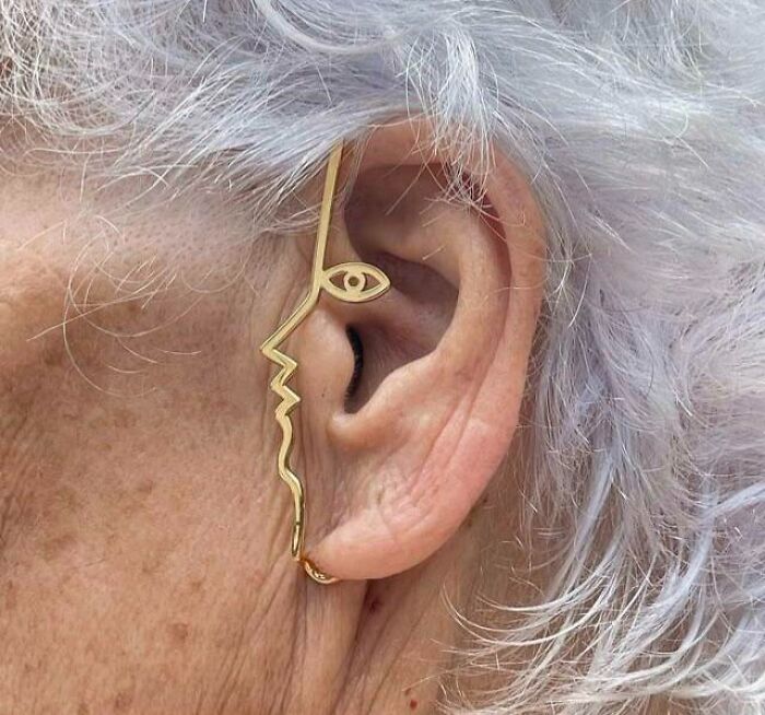 Una marca francesa de joyas tiene a una modelo canosa 