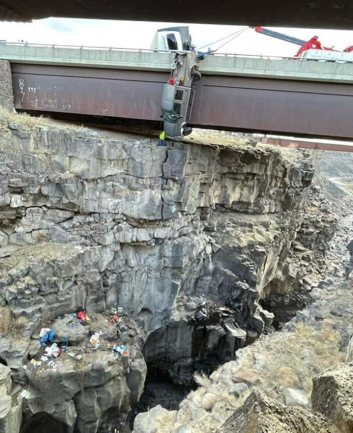 Una camioneta cae por un puente y se salva gracias a unas cadenas de seguridad enganchadas a una caravana