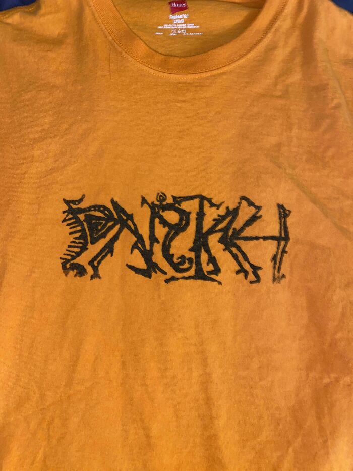 Me he comprado esta camiseta de segunda mano y necesito ayuda para identificar lo que pone o cualquier información sobre ella