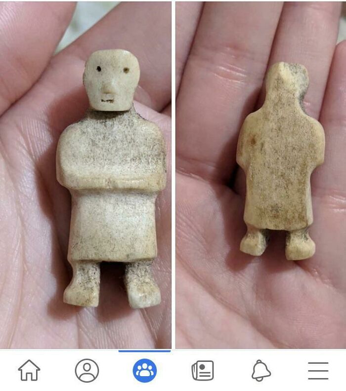 He encontrado una figura enterrada bajo un árbol en Alberta